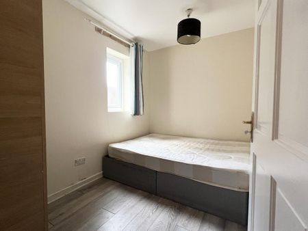 3 bedroom flat to rent - Photo 4