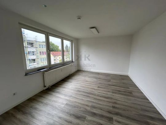 Kleine 2,5 Raum Wohnung in der 4. Etage mit Balkon. OHNE Aufzug !!! - Photo 1