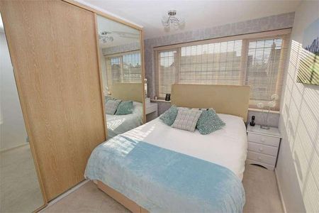 Harcourt Gardens, Rainham, Gillingham, ME8 - Photo 4