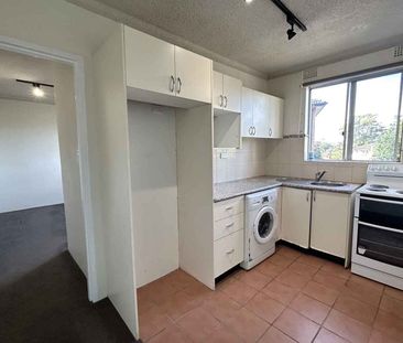 Bright and modern one-bed in the heart of Dulwich Hill - Photo 1