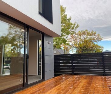 Modern 2-Bedroom Townhouse with Garage in St Albans - Photo 1