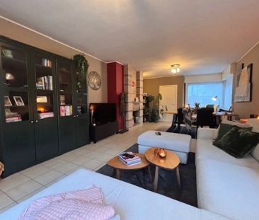 Ruime hoekwoning met terras, tuin en garage. - Foto 1