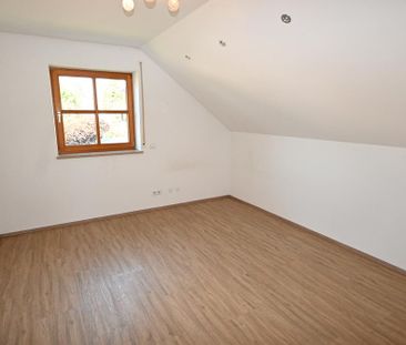 Helle 3,5-Zi.-Dachgeschoss-Wohnung mit Garagenstellplatz in Neumark... - Photo 1