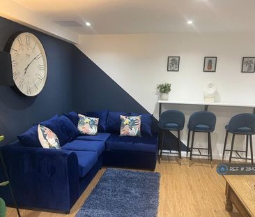 1 bedroom in a house share to rent - Photo 2