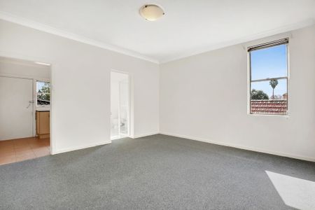 Spacious Top Floor Unit in the Heart of Dulwich Hill - Photo 4