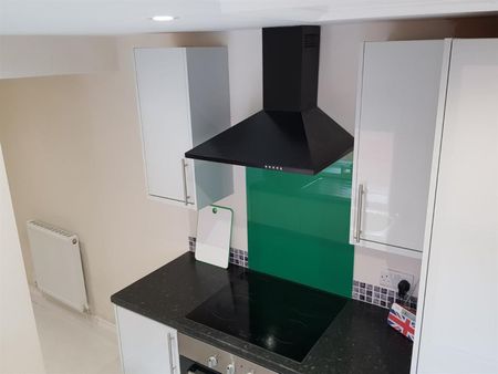 3 bedroom Flat To Let - Photo 2