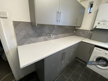 1 bedroom in a flat share to rent - Photo 3