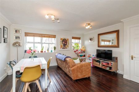 2 bedroom flat in London - Photo 2