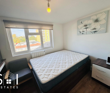 3 bedroom flat to rent - Photo 3