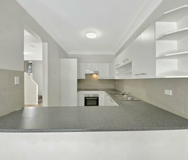 Spacious 3 Bedroom Townhouse ! - Photo 6