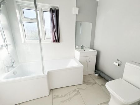 3 bedroom House To Let Total Size: 915 SQ FT - Photo 2