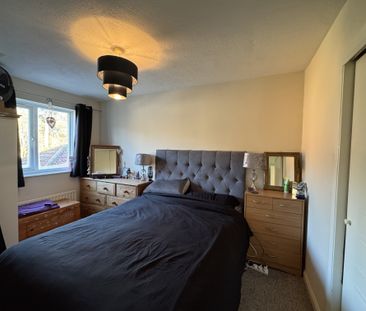 Matthews Drive, Crawley, Maidenbower - Photo 2