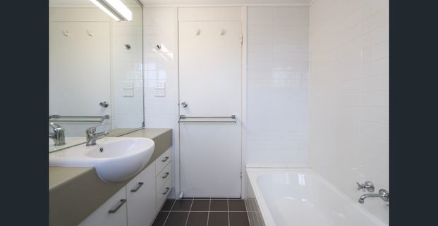 Live the Broadwater Lifestyle - Available Before Christmas!. - Photo 1