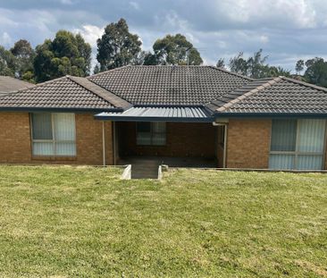 Large Family Home - 6 month lease only - Photo 6