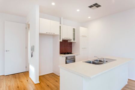 Modern 3 bedroom home, offering spacious and low maintenance living - Photo 4