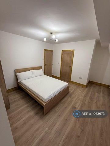 1 bedroom in a flat share to rent - Photo 5