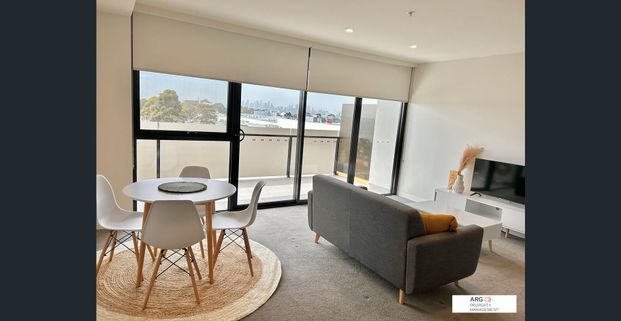 Furnished 1 bedroom, 1 car park and large balcony next to Highpoint - Photo 1