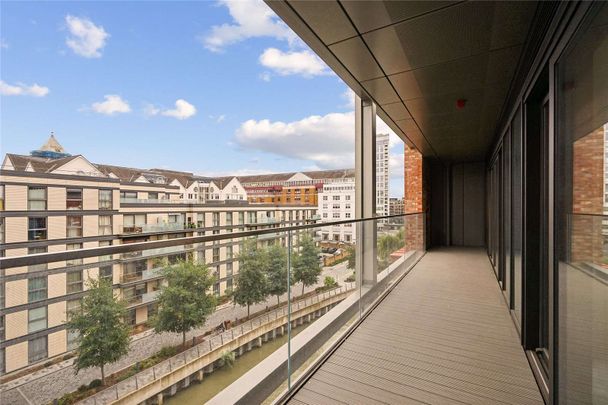 A sensational 3-bedroom apartment in the Powerhouse, Chelsea Waterfront, with its extraordinary vista of the Thames. - Photo 1