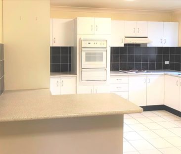 For Rent - Convenient and Easy Maintenance Villa - Photo 2