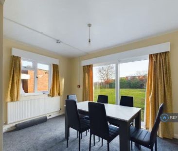 4 bedroom detached house to rent - Photo 3