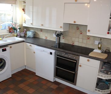 3 bed Bungalow - To Let - Photo 5