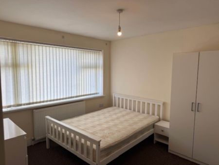 Chairborough Road, High Wycombe - Photo 3