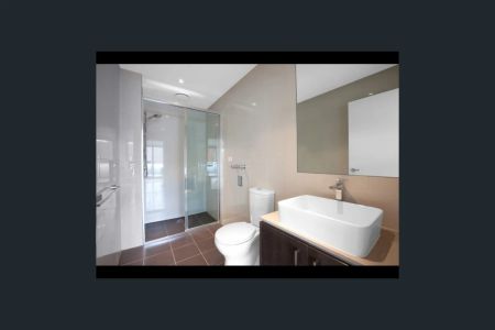 MODERN AND SPACIOUS APARTMENT - Photo 3