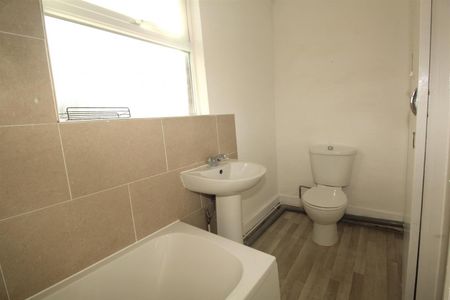 1 Bedroom Flat - Above Shop To Let - Photo 5