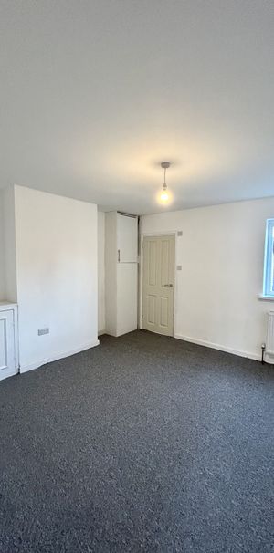 Newly Renovated 1 bed maisonette with PARKING - Photo 1