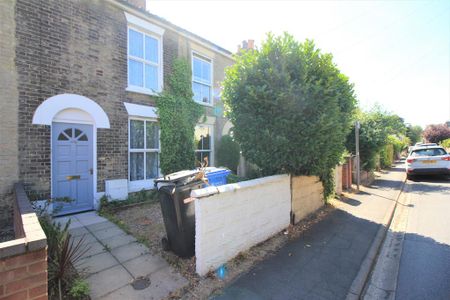 2 bedroom terraced house to rent - Photo 2