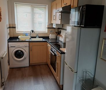 Room in a Shared House, Dempsey Close, SO19 - Photo 4