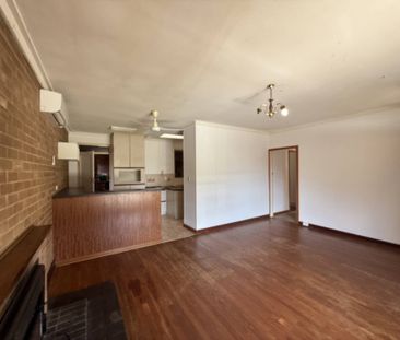 Massive family room with bar and large area - Photo 4