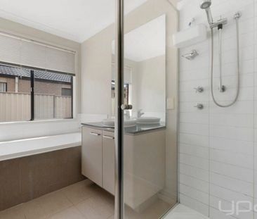 Luxurious Family Living in Caitlyn Drive! - Photo 5