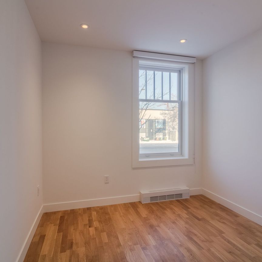 3730 Chemin Queen Mary - Photo 1