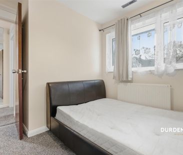Andrew Close, Hainault - Photo 3