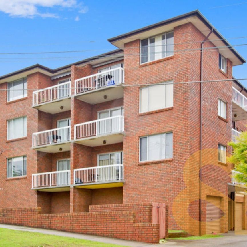 Bright & Oversized 3 Bedroom Apartment in Sought-After Location - Photo 1