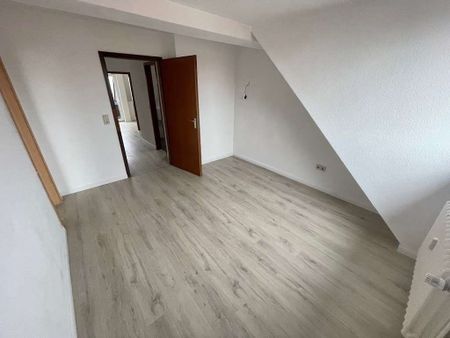 Hoch hinaus - Gro&szlig;z&uuml;gige 4 Zimmer Dachgeschosswohnung mit Terrasse! - Foto 5