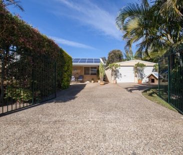 Coastal Living with Space, Storage & Style – Only 150m to the Beach! - Photo 5