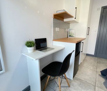 Bright Ensuite double room available close to Elizabeth Line and He... - Photo 2