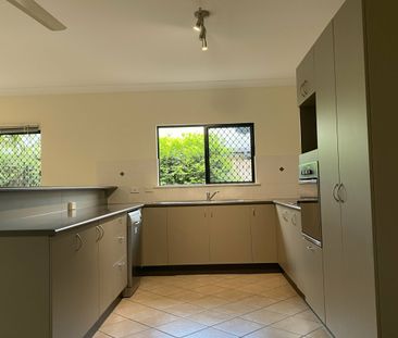 VERY NEAT HOME LOCATED IN A QUITE LEAFY CUL DE SAC - Photo 6