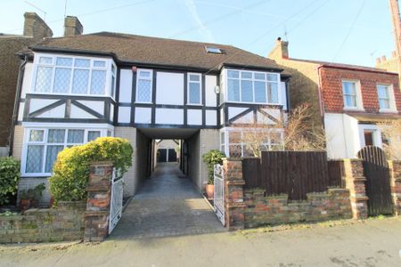 4 bedroom Semi-detached house to rent - Photo 2