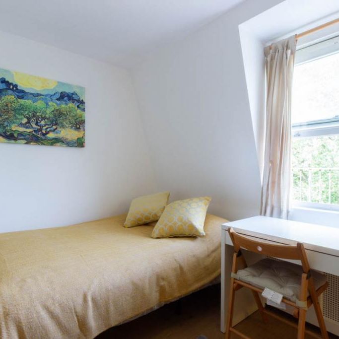 A Charming, Fully Furnished Self-Contained Double Studio Apartment in Earls Court, London SW5 - Photo 1