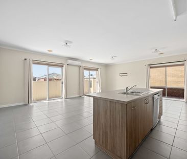 Contemporary Family Living with Spacious Open Plan Design - Photo 5