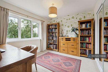 4 bedroom detached house to rent - Photo 2