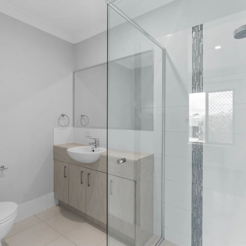 Modern living townhouse with close proximity to schools and public transport - Photo 1