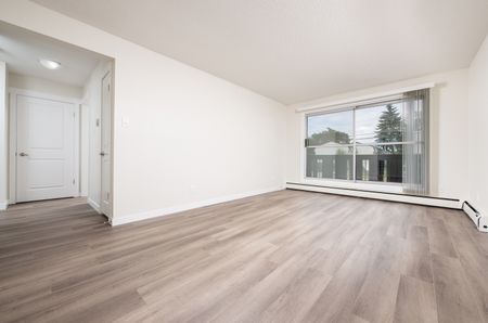 Ella Manor - Photo 2