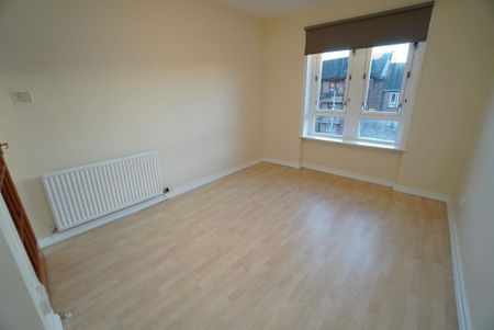 3 bedroom flat to rent - Photo 3