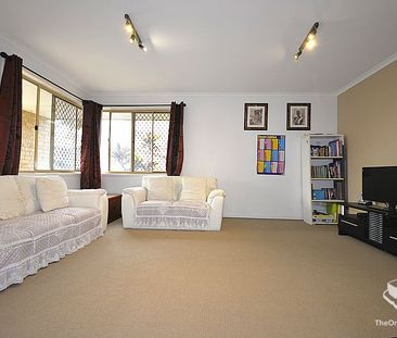 SPACIOUS FAMILY HOME WITH POOL - Photo 2