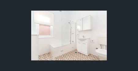 Spacious 2 Bedroom Home with Large Backyard - Photo 5