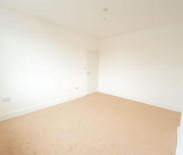 4 bedroom semi-detached house to rent - Photo 4